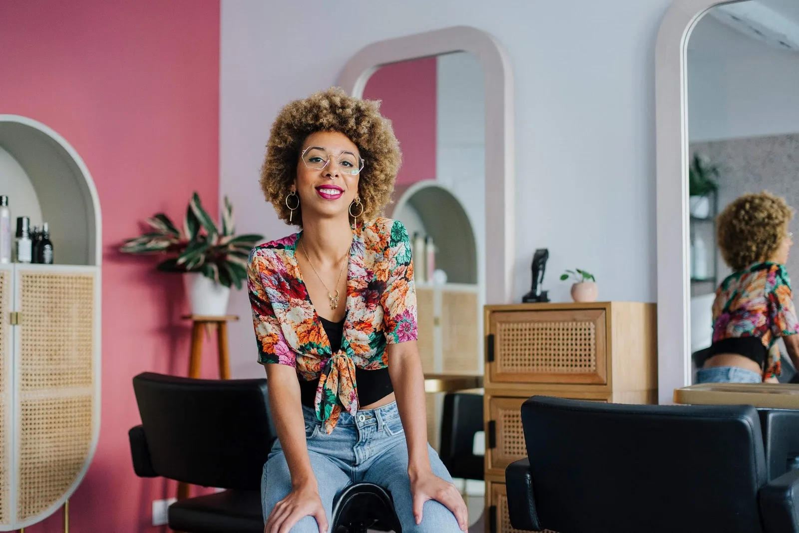 Le Petit Salon (Aziza — cheveux bouclés)