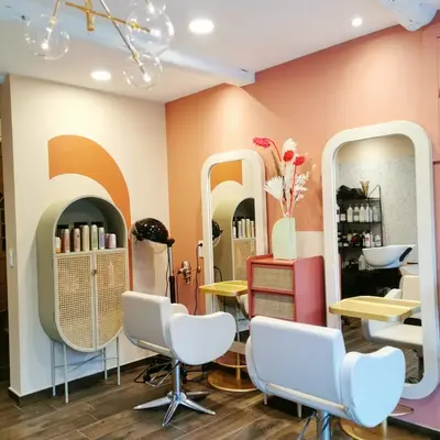 Le Petit Salon (Aziza — cheveux bouclés)