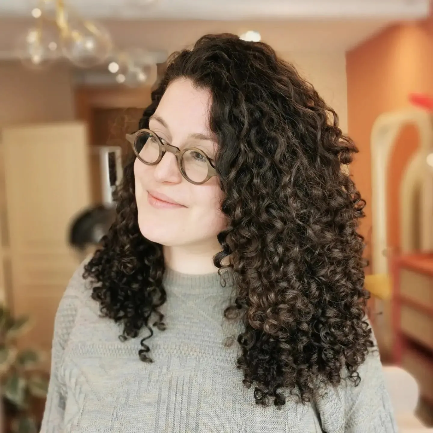 Le Petit Salon (Aziza — cheveux bouclés)